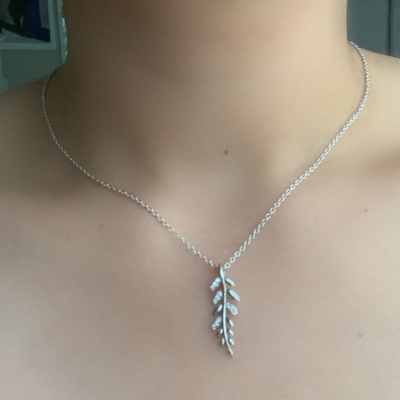 Sterling Silver 9.25 Pendant Necklace, Leaf Design - Picture 1 of 2